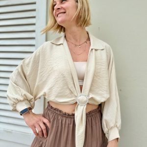 CAMICIA-COPRISPALLE ELEGANTE CON CHIUSURA GIOIELLO