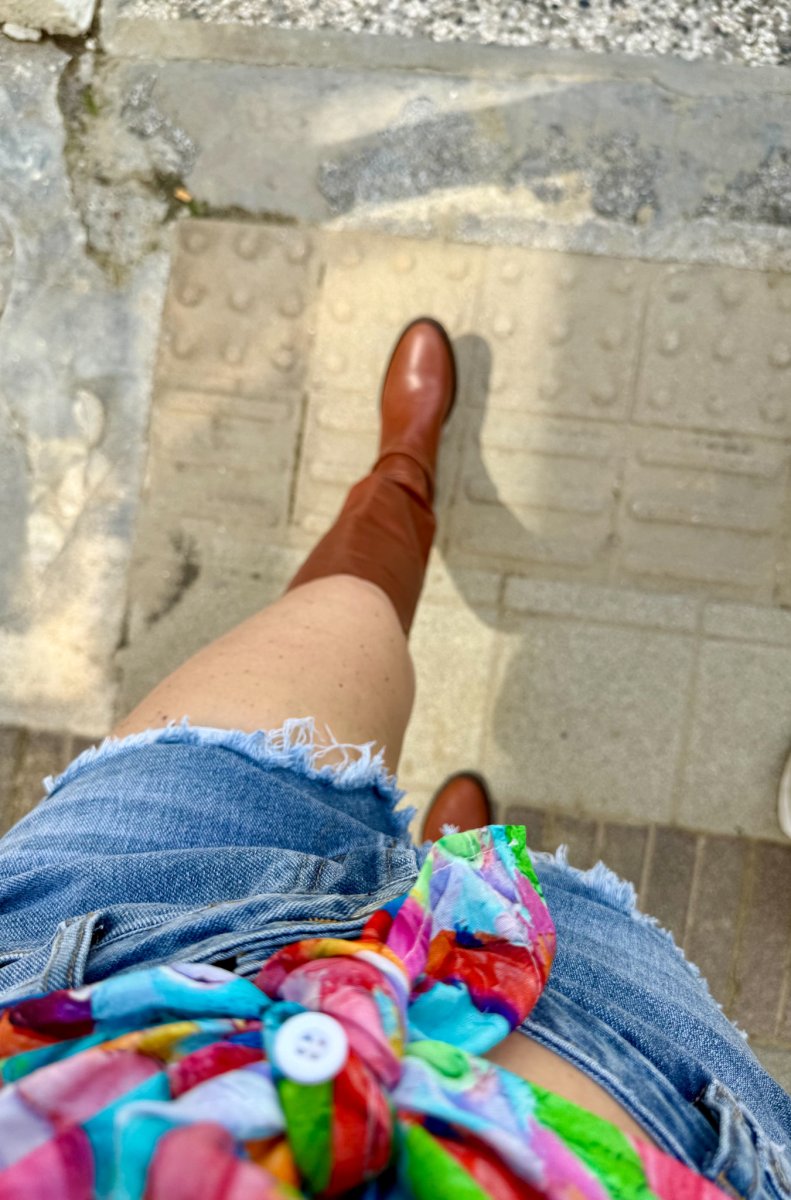 SHORTS SFRANGIATO IN JEANS - immagine 3