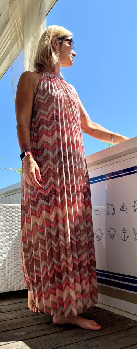 ABITO PLISSÉ SVASATO CON FANTASIA LAMINATA - immagine 2