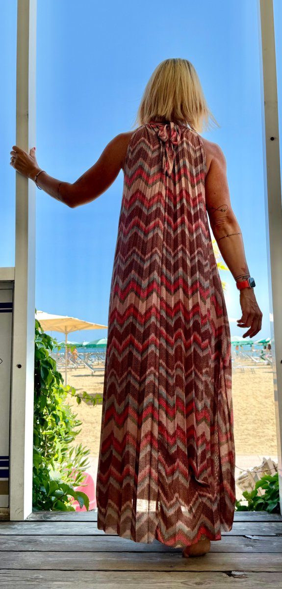 ABITO PLISSÉ SVASATO CON FANTASIA LAMINATA - immagine 3