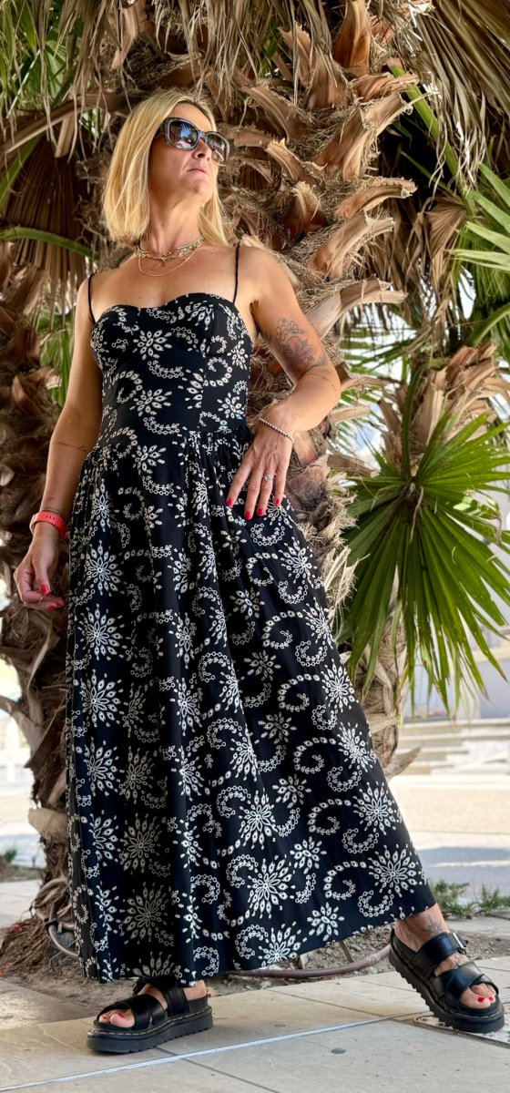 ABITO CON BALCONCINO E FIORI TRAFORATI - immagine 2