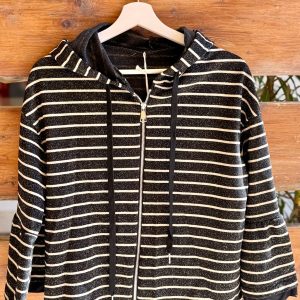 FELPA GARZATA APERTA MANICA AMPIA E CAPPUCCIO