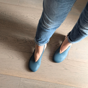 Décolleté a mandorla slingback Jessica a punta larga con tacco largo 50 mm in nappa tempesta – IN PREVENDITA