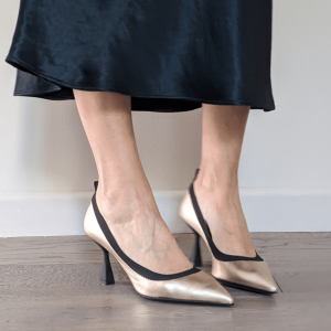 Décolleté a punta Lorella con elastico e tacco sottile di 70 mm in laminato platino