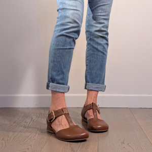 Scarpa bassa modello Mary Jane Marty a punta larga con cinturino t-strap e fibbia in nappa cuoio – IN PREVENDITA