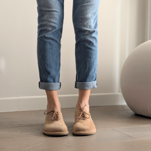 Scarpa bassa stringata Fluffy Maryl francesina a punta larga con lavorazione a sacchetto in camoscio sabbia – IN PREVENDITA