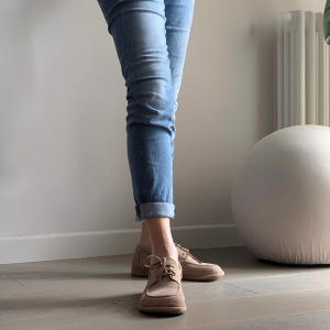 Mocassino da barca Fluffy Tamata a punta larga con lavorazione a sacchetto in camoscio sabbia – IN PREVENDITA