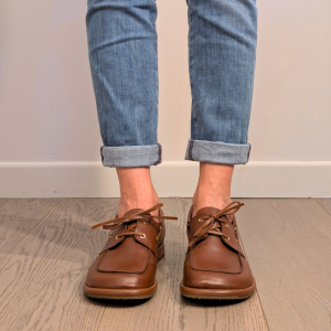 Mocassino da barca Fluffy Tamata a punta larga con lavorazione a sacchetto in pelle cuoio – IN PREVENDITA