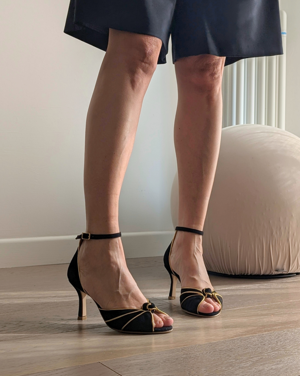 Sandalo Tiffany con tacco sottile 70 mm in camoscio nero e laminato oro – IN PREVENDITA - immagine 4