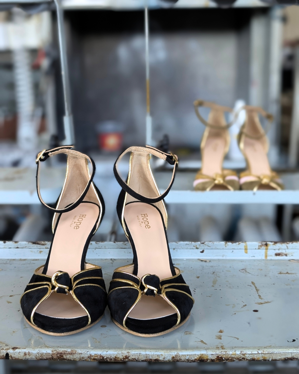 Sandalo Tiffany con tacco sottile 70 mm in camoscio nero e laminato oro – IN PREVENDITA - immagine 8