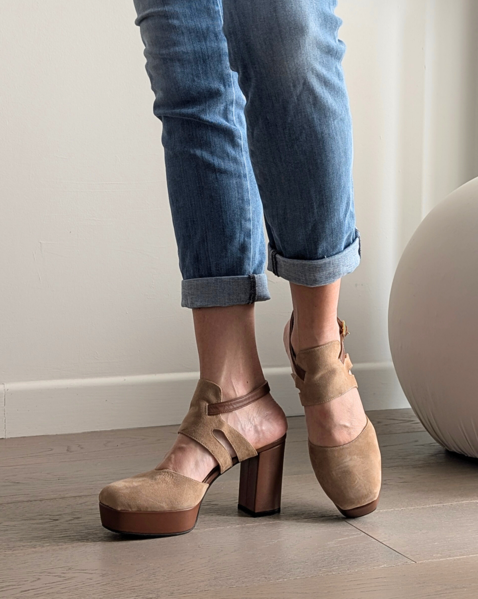 Décolleté slingback con plateau e tacco a blocco Tracy in camoscio sabbia e nappa cuoio - immagine 3