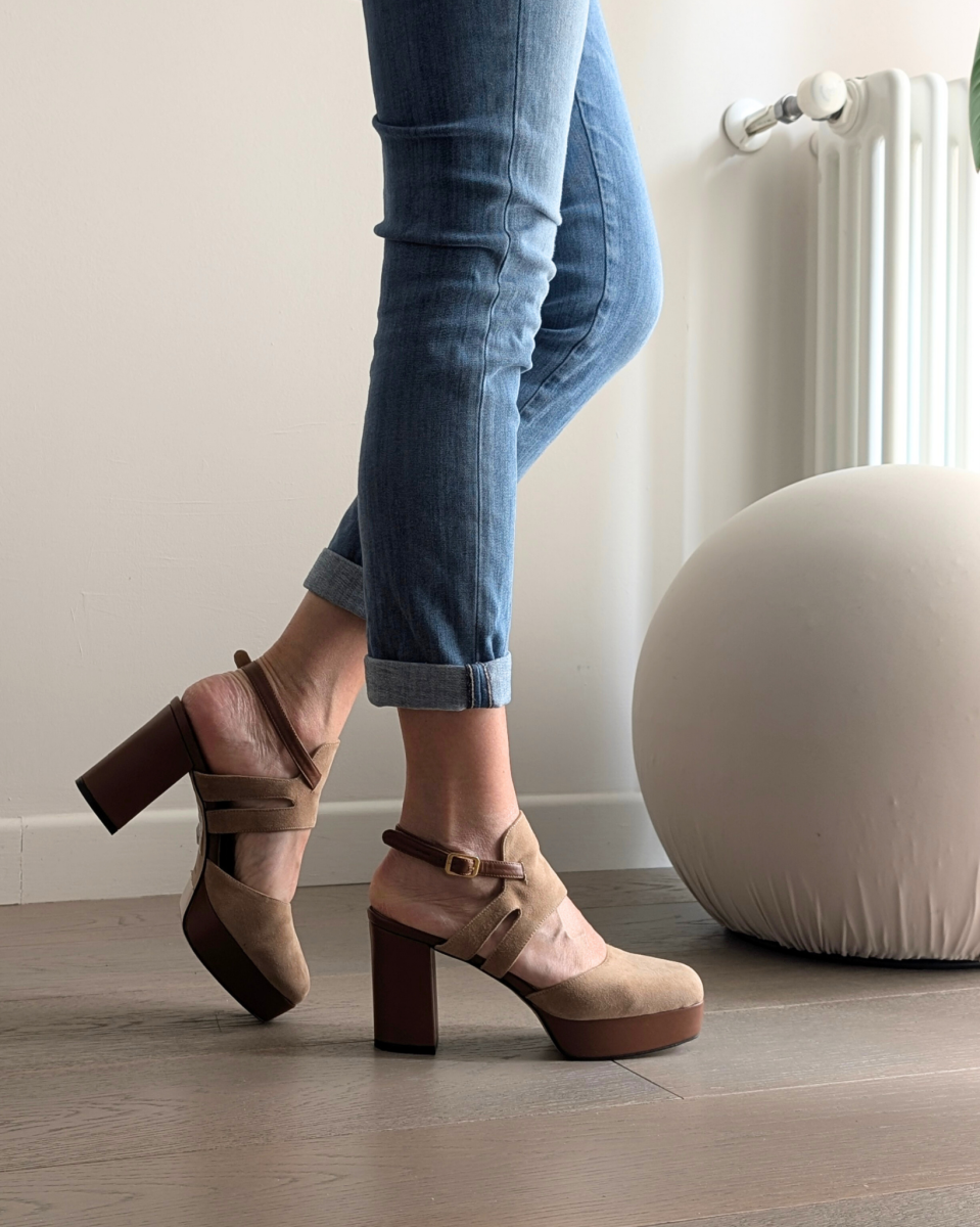 Décolleté slingback con plateau e tacco a blocco Tracy in camoscio sabbia e nappa cuoio - immagine 2