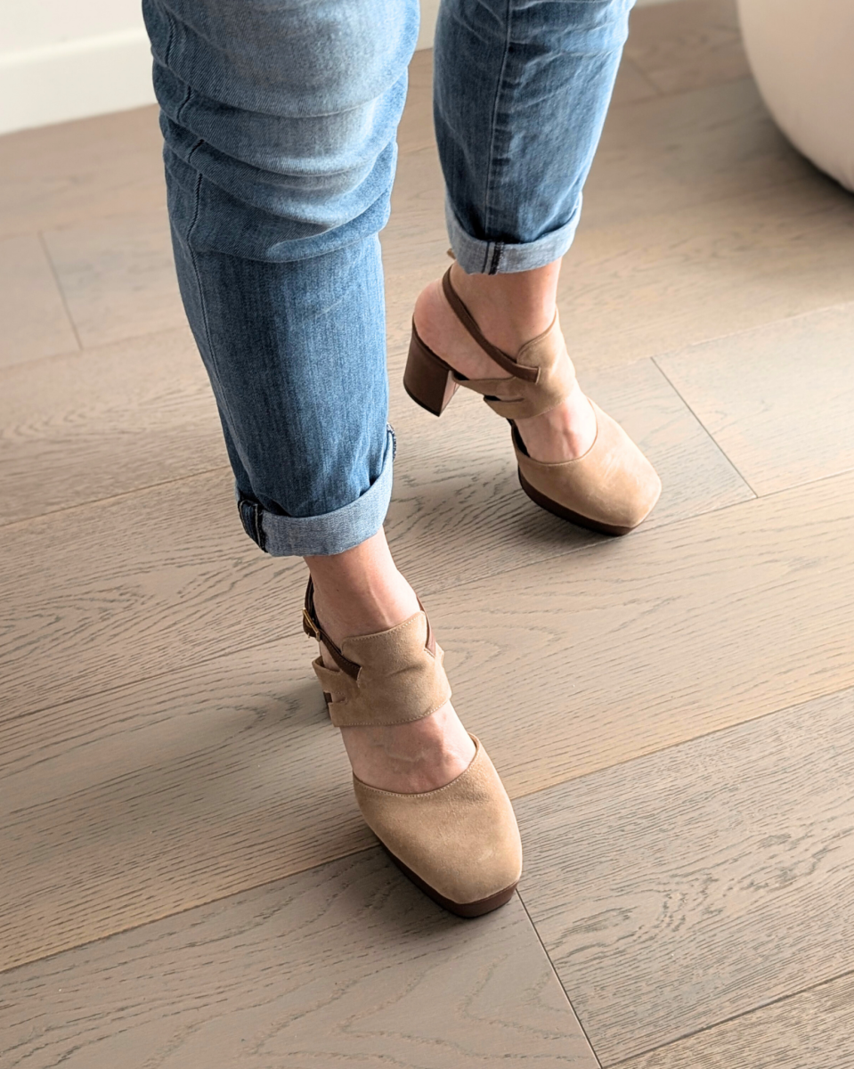 Décolleté slingback con plateau e tacco a blocco Tracy in camoscio sabbia e nappa cuoio - immagine 5