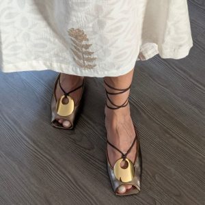 Ballerina spuntata Zina slingback con lacci in nappa laminato beige