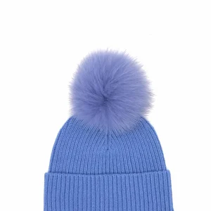 Berretto in maglia azzurro con pon pon