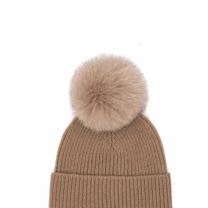 Berretto in maglia cammello con pon pon