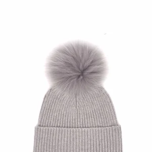 Berretto in maglia grigio con pon pon